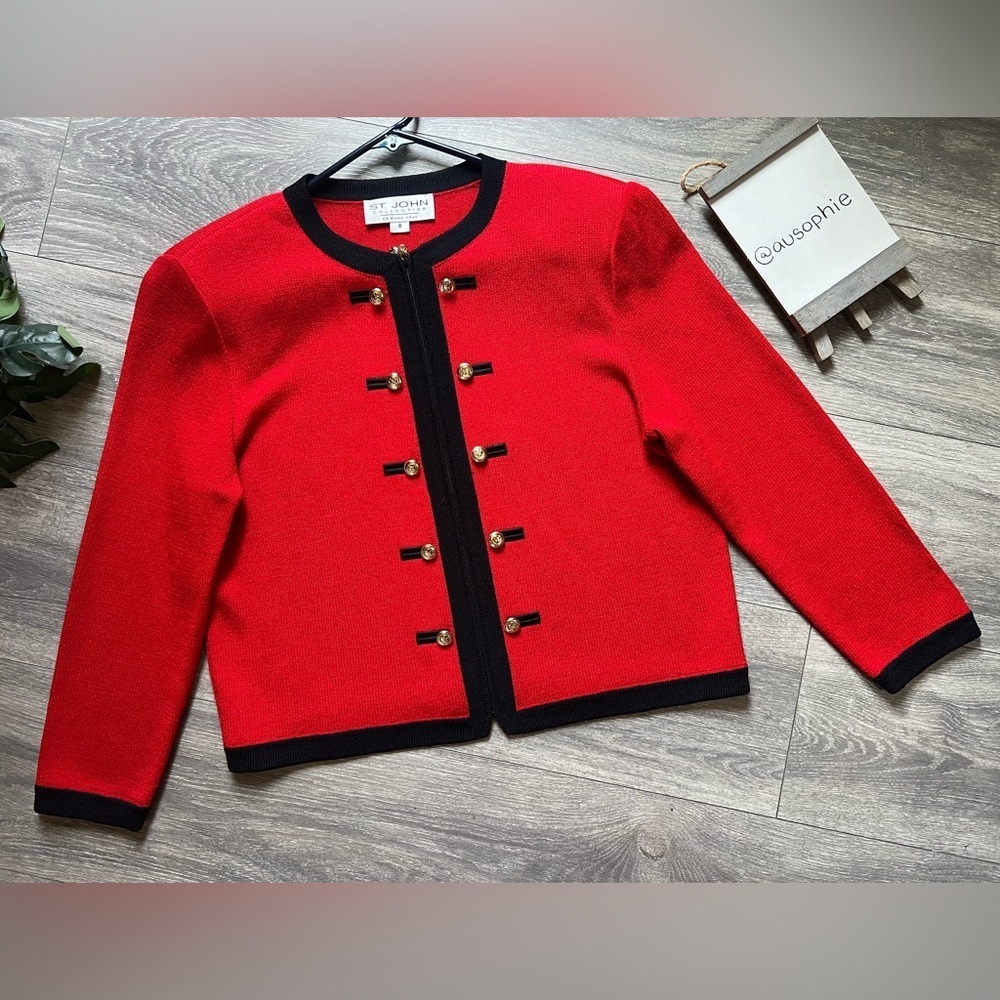 St. John Vintage Classic Red Zip Up Knit Blazer w Elegant Button Accents. Size 8